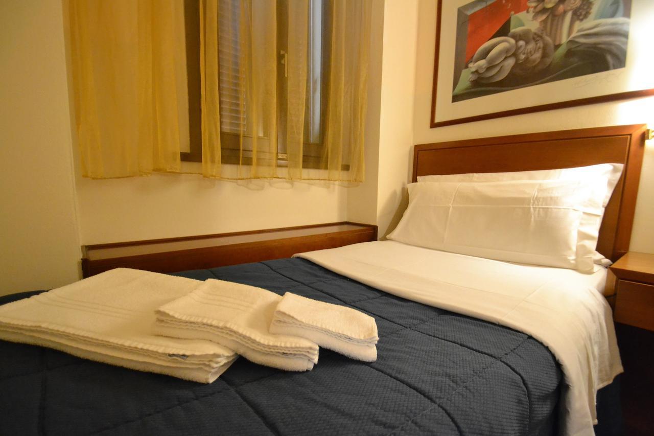 Hotel Posta チェチナ エクステリア 写真