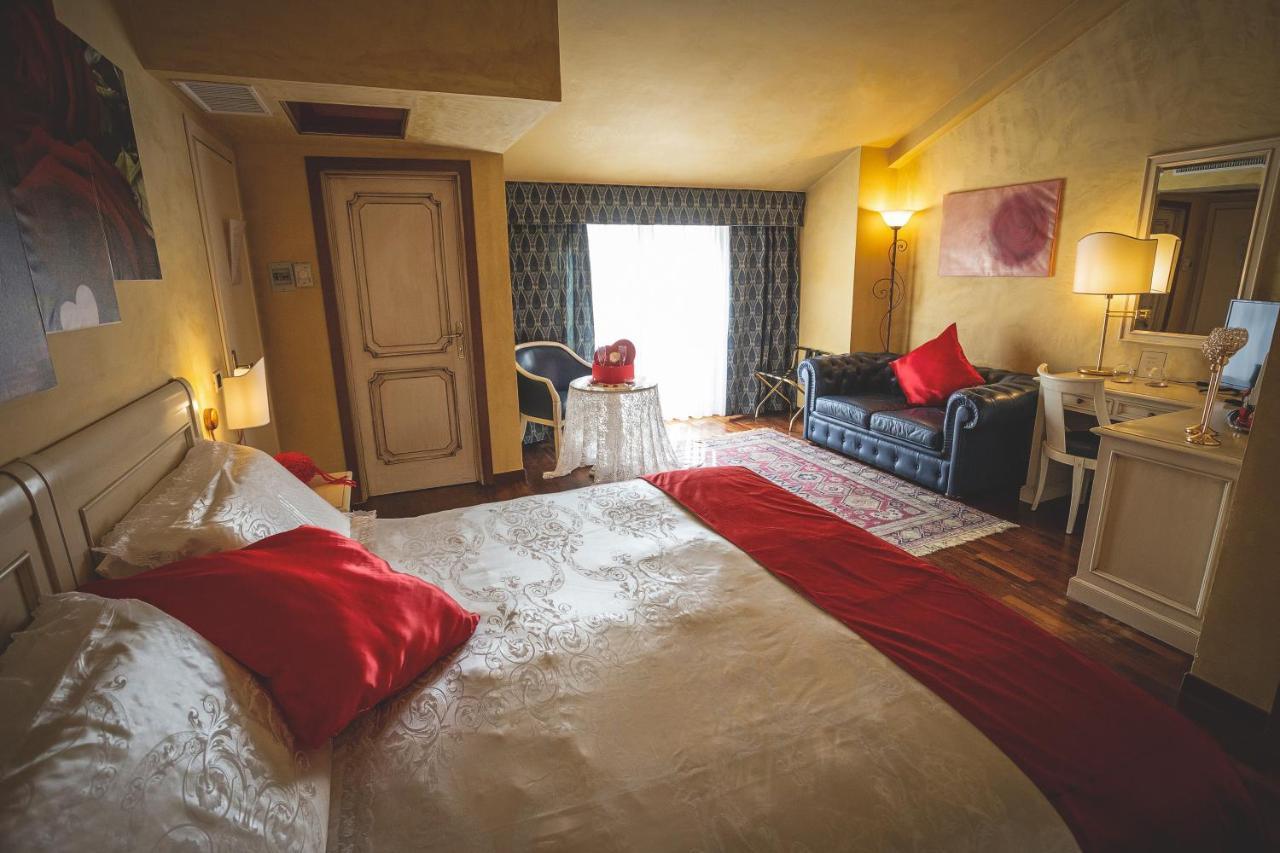 Hotel Posta チェチナ エクステリア 写真